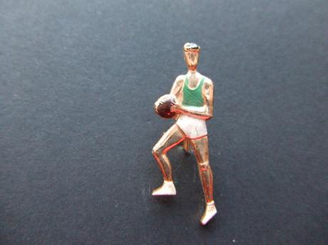 Basketbal speler begint te dribbelen